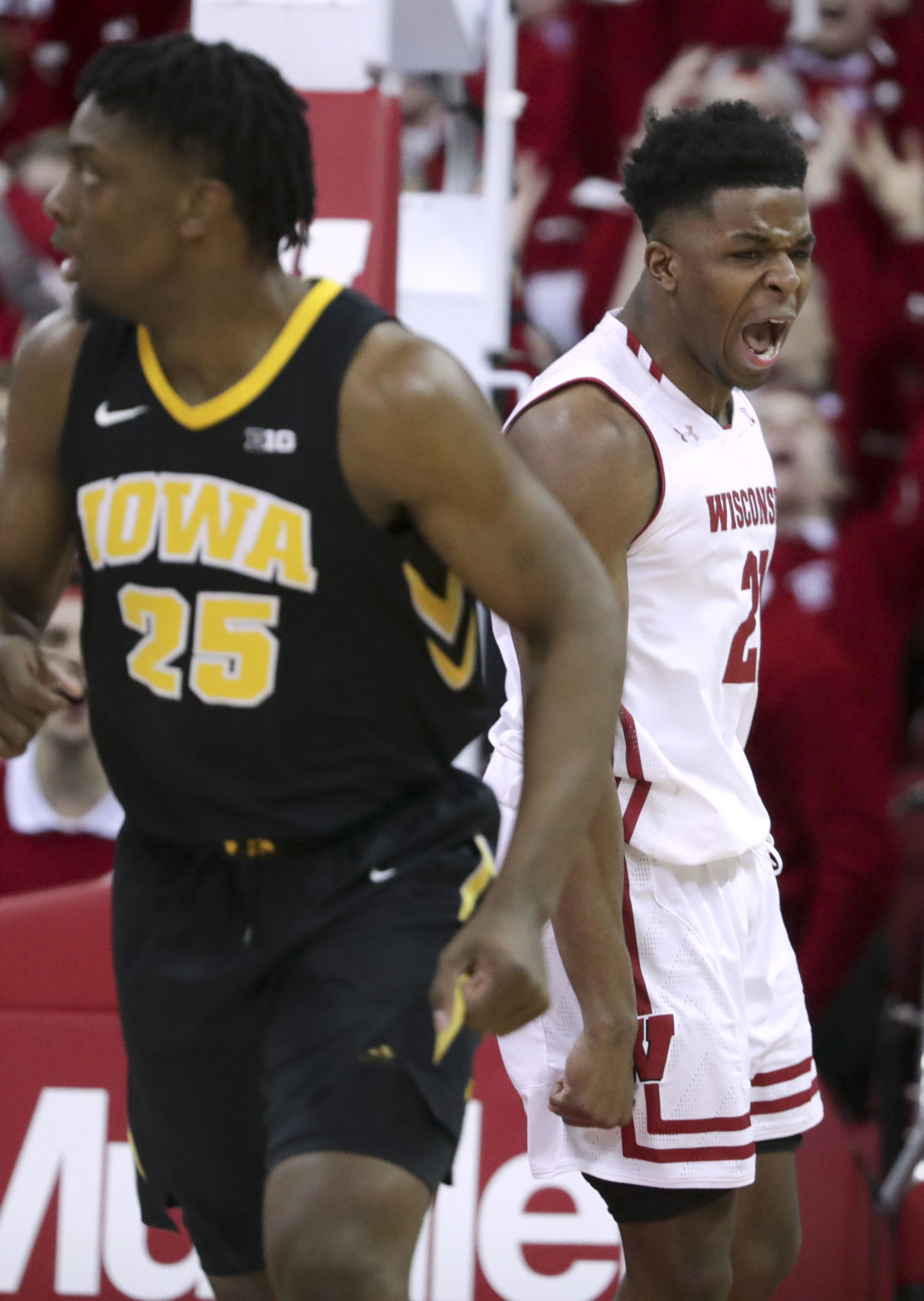 Badgers 65, Hawkeyes 45